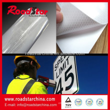 Prismatic reflective sheeting for outdoor sign